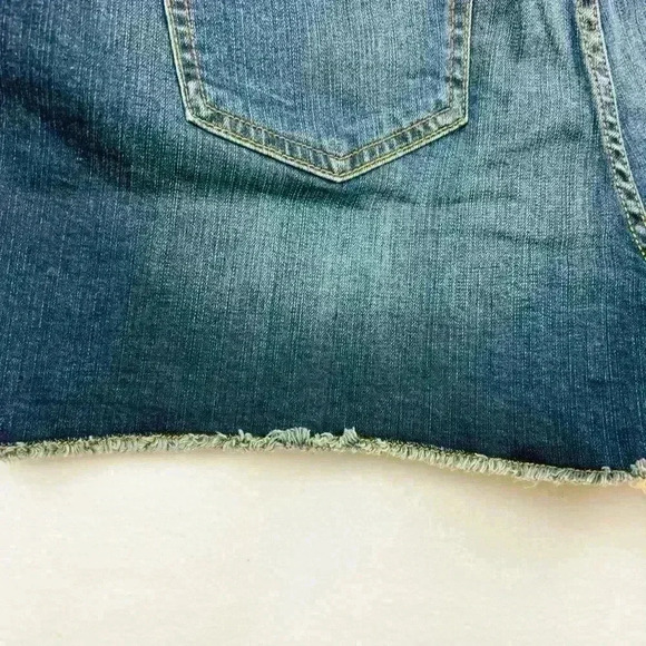 NWT Torrid Vintage Stretch Dark Wash Raw Hem Distressed Denim Shorts Size 20 - Picture 11 of 16